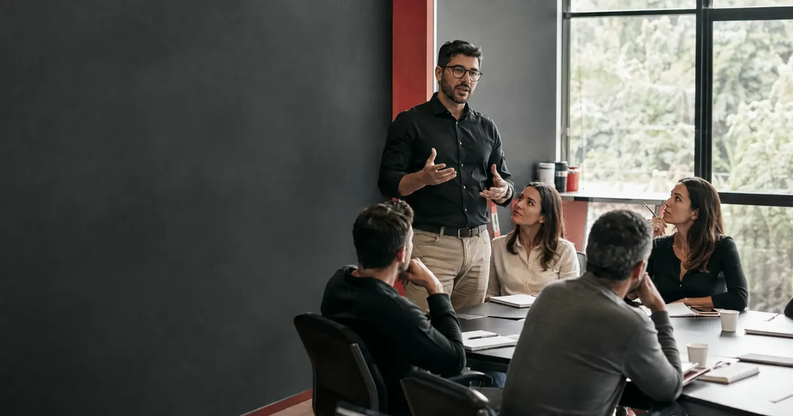 Participantes em atividade conduzida por um facilitador